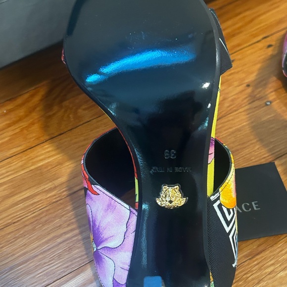 Versace Floral Baroque Heels Pumps Printed Silk Size 39 EU NIB - Picture 3 of 4